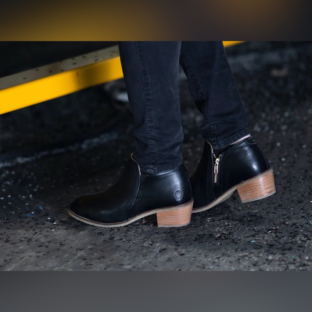 XENA FOOTWEAR - GRAVITY SAFETY SHOE - Size 8.5 - Black Steel Toe Booties!!!